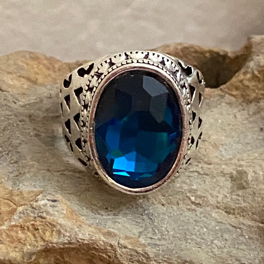 5/$10❤️❤️❤️NEW Ornate Tibetan Silver Faceted Blue Glass Ring